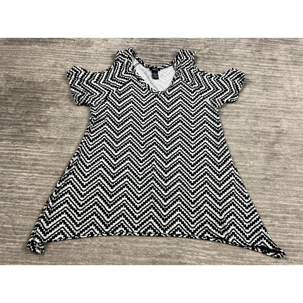 rue21 Tunic Top Women Small Black White Chevron Cold Shoulder Sharkbite Hem